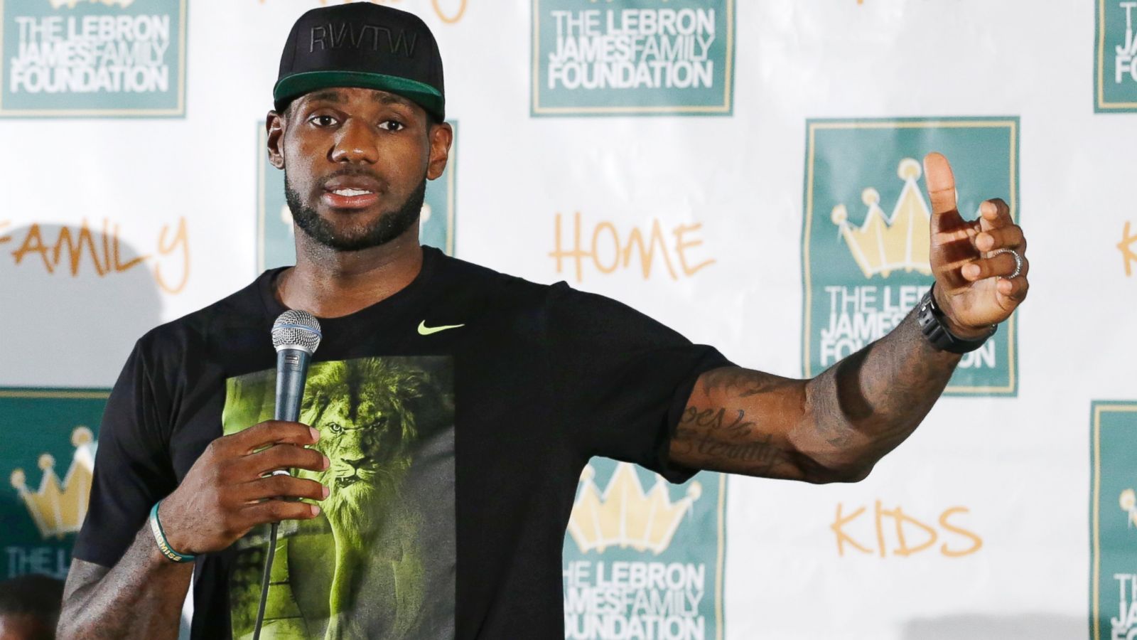 LeBron James' shirt did not say 'WE DIE, y'all silent' in 2014