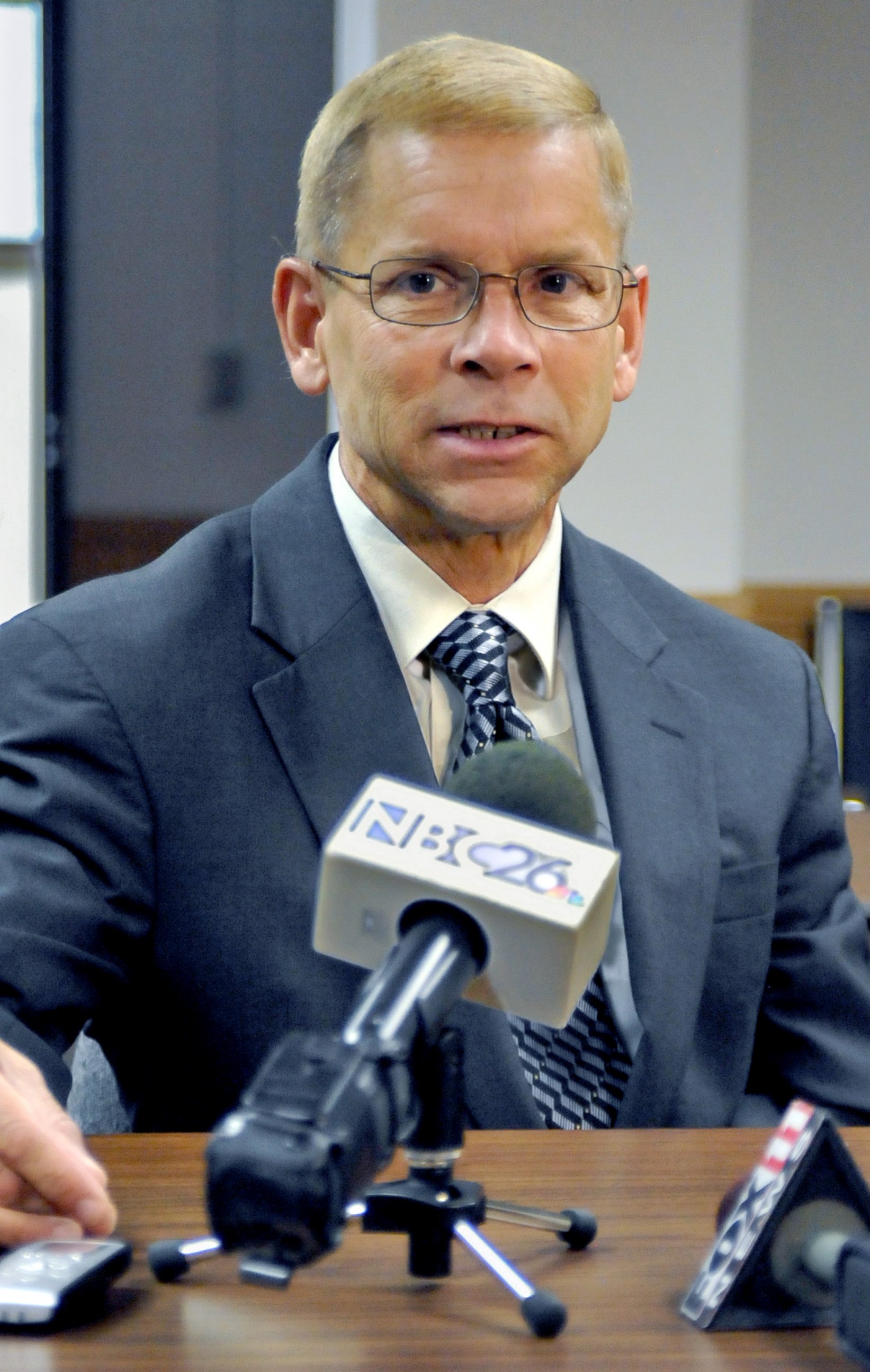 PHOTO: Len Kachinsky, former attorney for accused murder suspect Scott J. Johnson, talked with reporters following a hastily scheduled motions hearing, Oct. 1, 2008. 