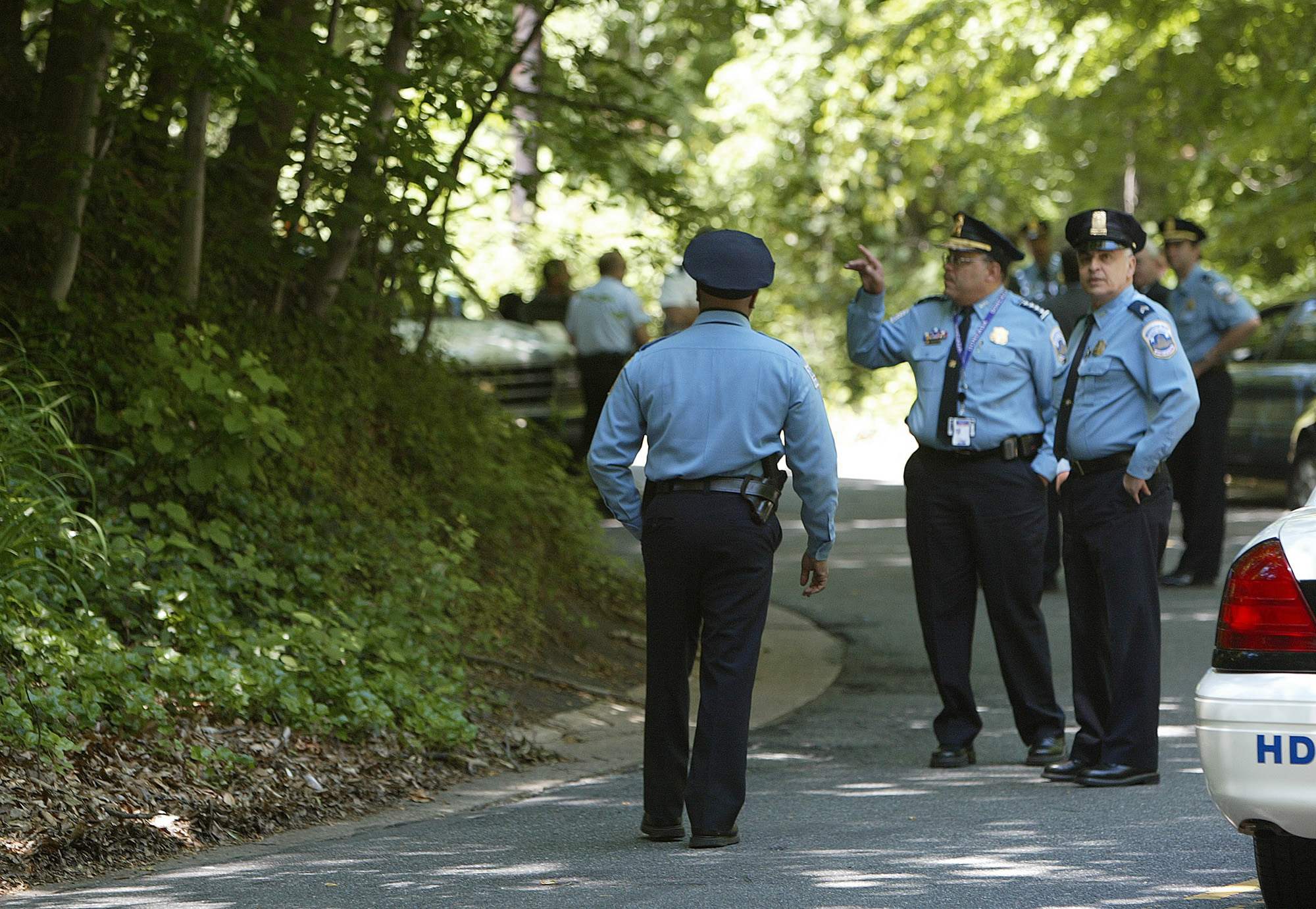 PHOTO: Washington Police Chief Charles Ramsey, center, takes part in a search at Rock Creek Park in Washington, May 22, 2002.