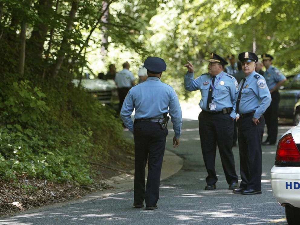 PHOTO: Washington Police Chief Charles Ramsey, center, takes part in a search at Rock Creek Park in Washington, May 22, 2002.