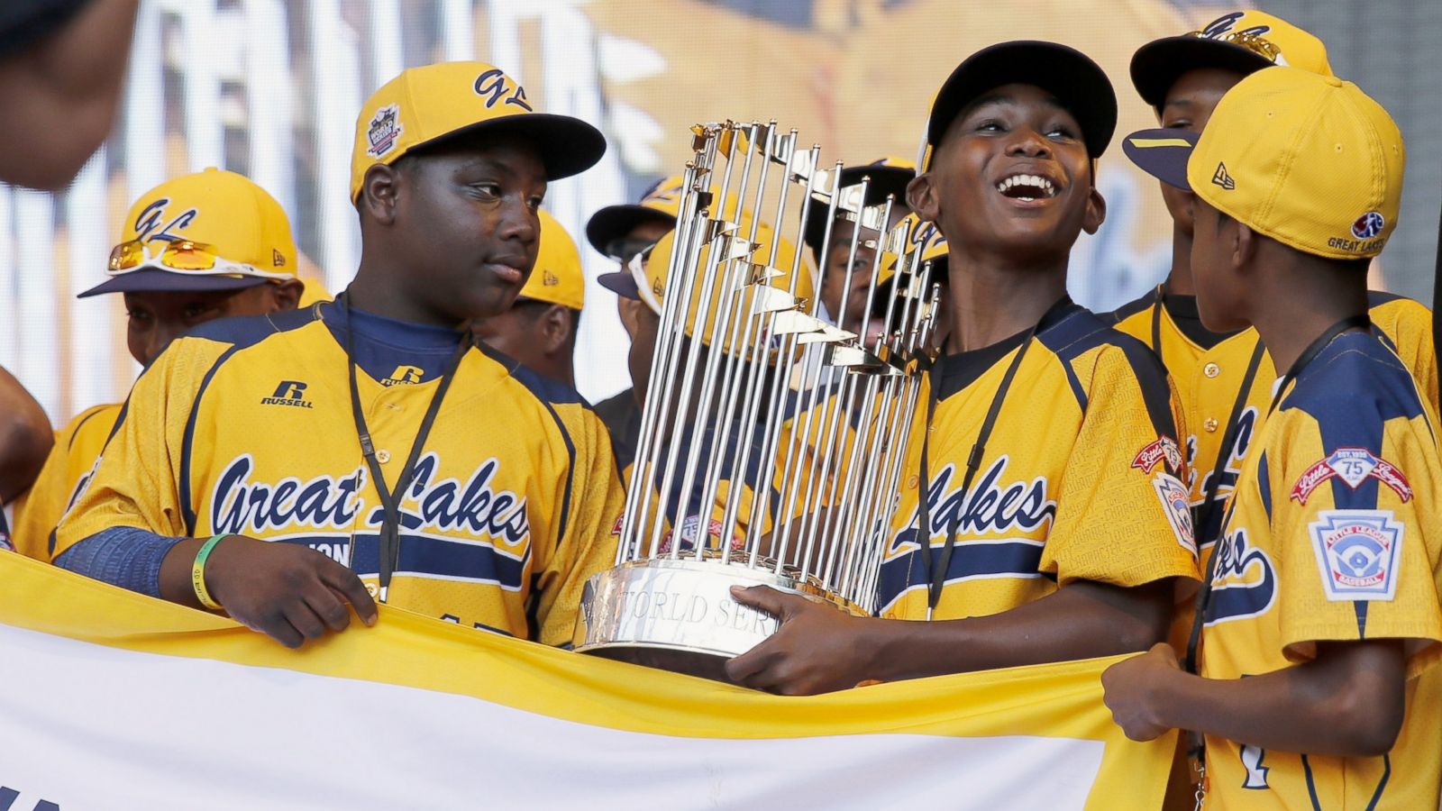 Little Leaguers pay tribute to Jackie Robinson on the White House lawn