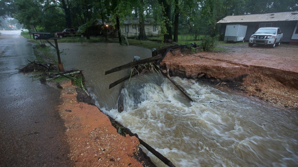 PHOTO: High water threatens homes and businesses in Amite, Louisiana as storms threaten the north shore, Aug. 12, 2016. 