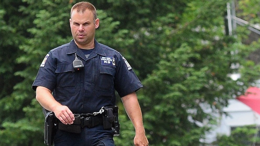 PHOTO: A law enforcement agent walks with a K-9, June 10, 2015 in Dannemora, N.Y.