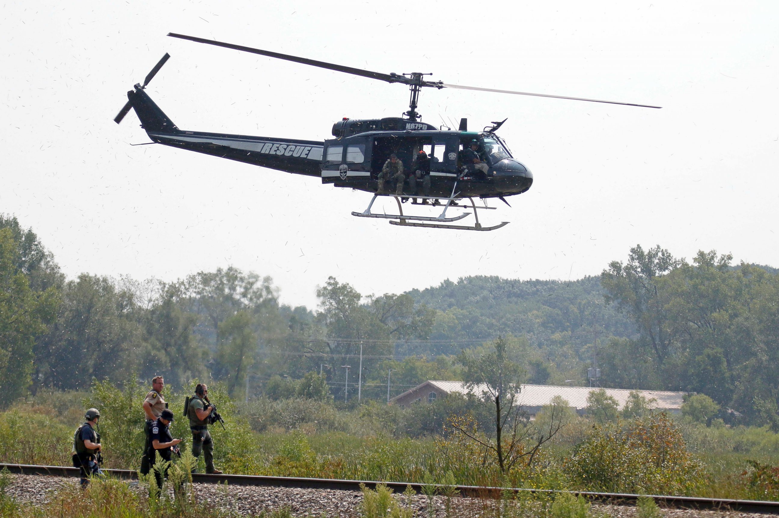 PHOTO:Police on foot and in the air search for suspects in the shooting of a police officer, Sept. 1, 2015,  in Fox Lake, Ill.  
