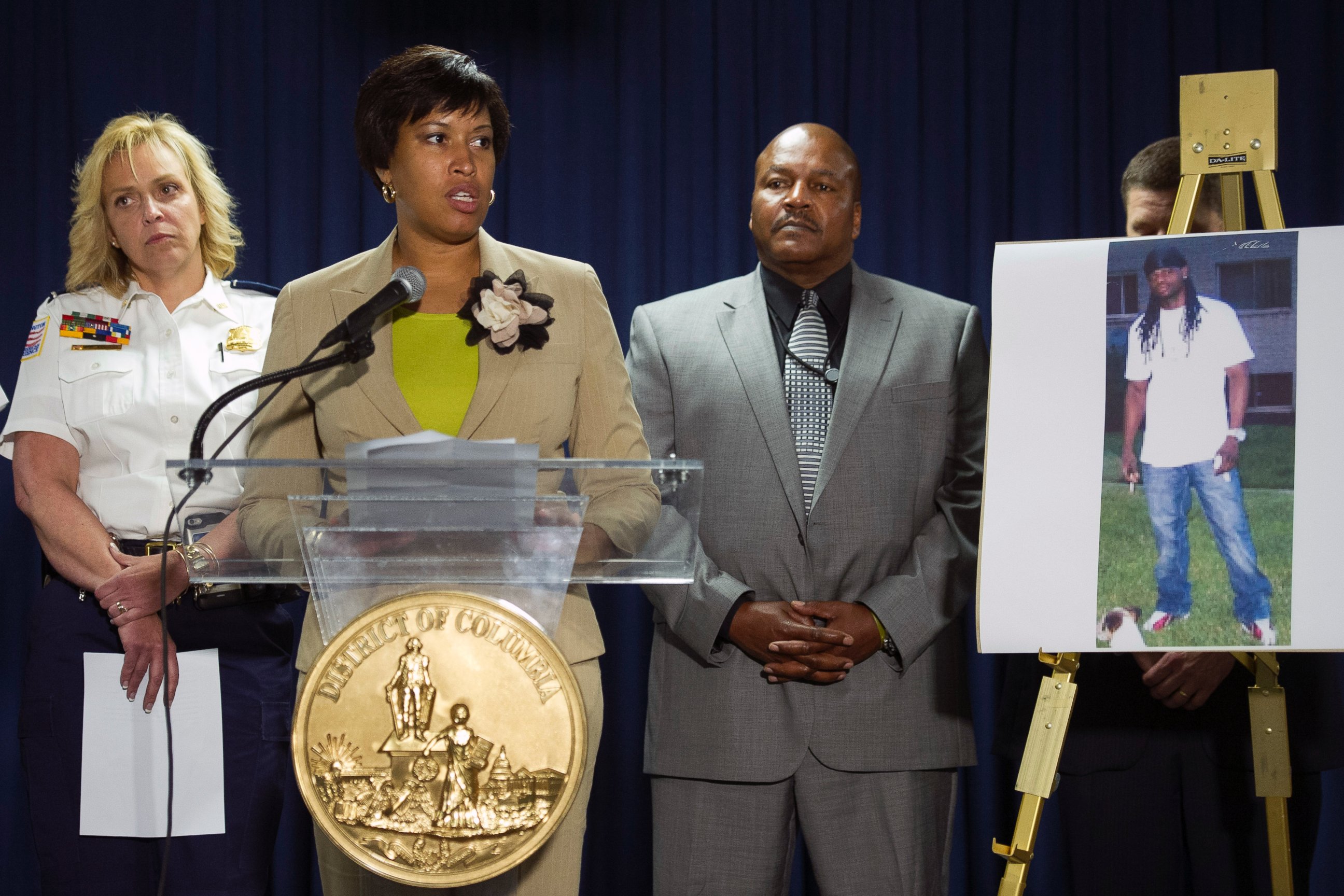PHOTO: Washington Mayor Muriel Bowser, center, flanked by Police Chief Cathy Lanier, left, and Special Agent in Charge Charlie Smith, Bureau of Alcohol, Tobacco, Firearms and Explosives, speaks during a news conference in Washington, May 21, 2015.