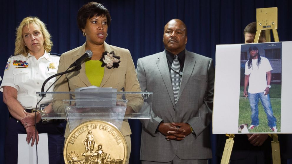 PHOTO: Washington Mayor Muriel Bowser, center, flanked by Police Chief Cathy Lanier, left, and Special Agent in Charge Charlie Smith, Bureau of Alcohol, Tobacco, Firearms and Explosives, speaks during a news conference in Washington, May 21, 2015.