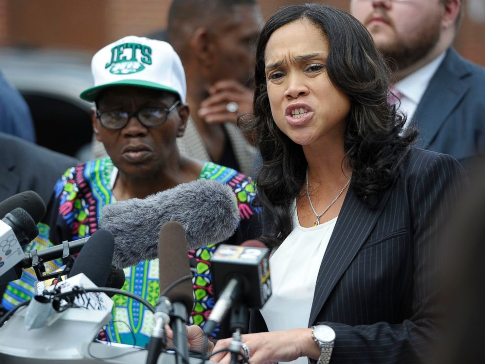 PHOTO: Baltimore States Attorney Marilyn Mosby, right, holds a news conference after her office dropped the remaining charges against three Baltimore police officers awaiting trial in Grays death, July 27, 2016.