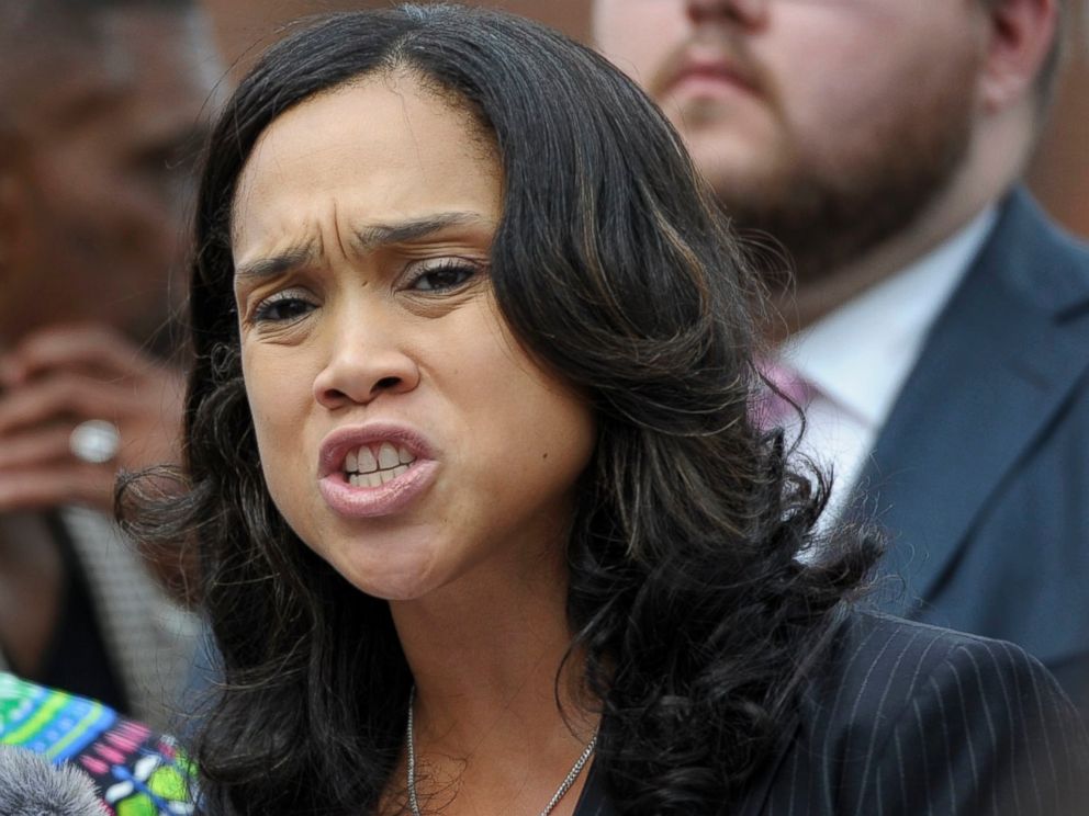 PHOTO: Baltimore State's Attorney Marilyn Mosby, right, holds a news conference after her office dropped the remaining charges against three Baltimore police officers awaiting trial in Gray's death, July 27, 2016. 