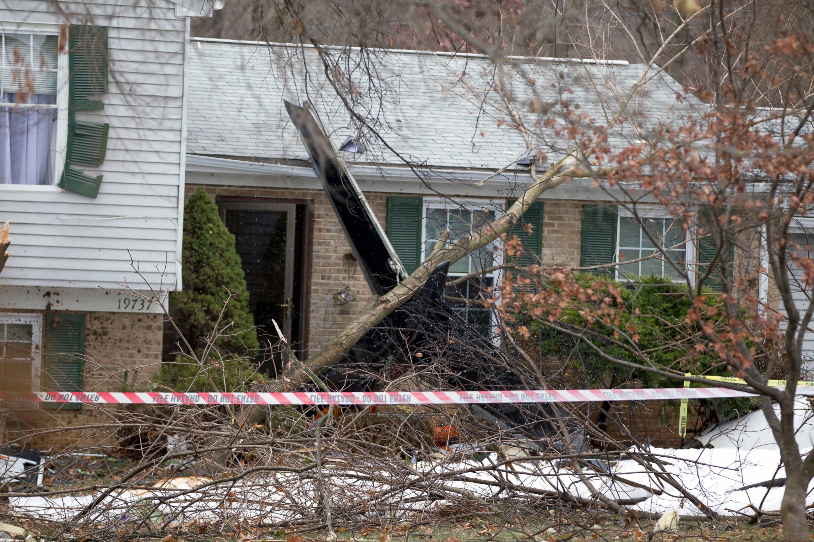 PHOTO: The wreckage of a small plane that crashed into a house in Gaithersburg, Md., Dec. 8, 2014.
