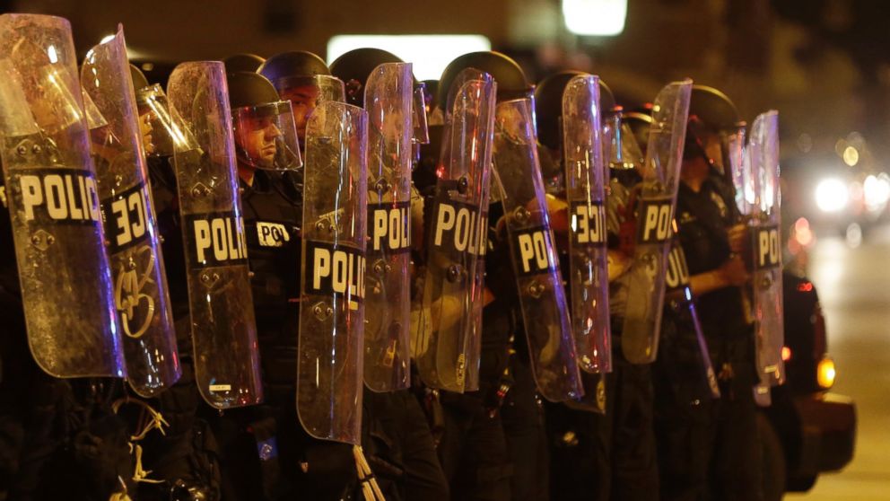 PHOTO: Police move in on a crowd throwing rocks at police in Milwaukee, Aug. 14, 2016.