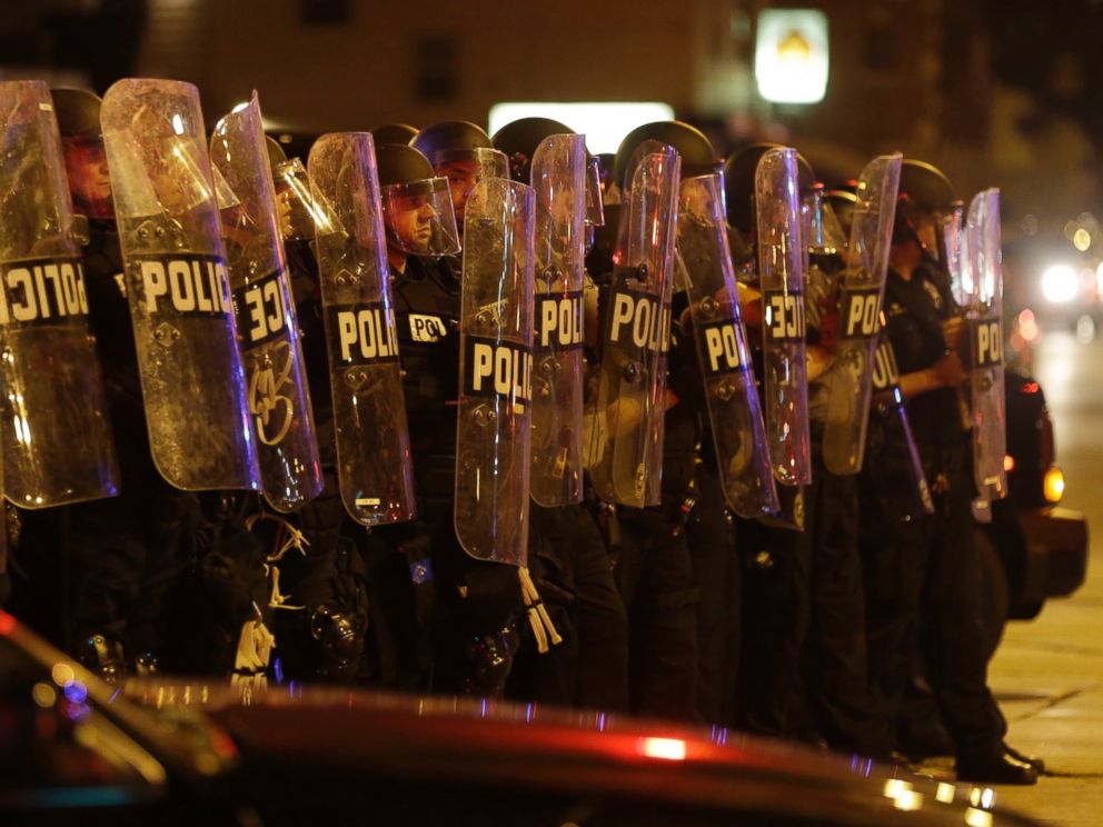 PHOTO: Police move in on a crowd throwing rocks at police in Milwaukee, Aug. 14, 2016.