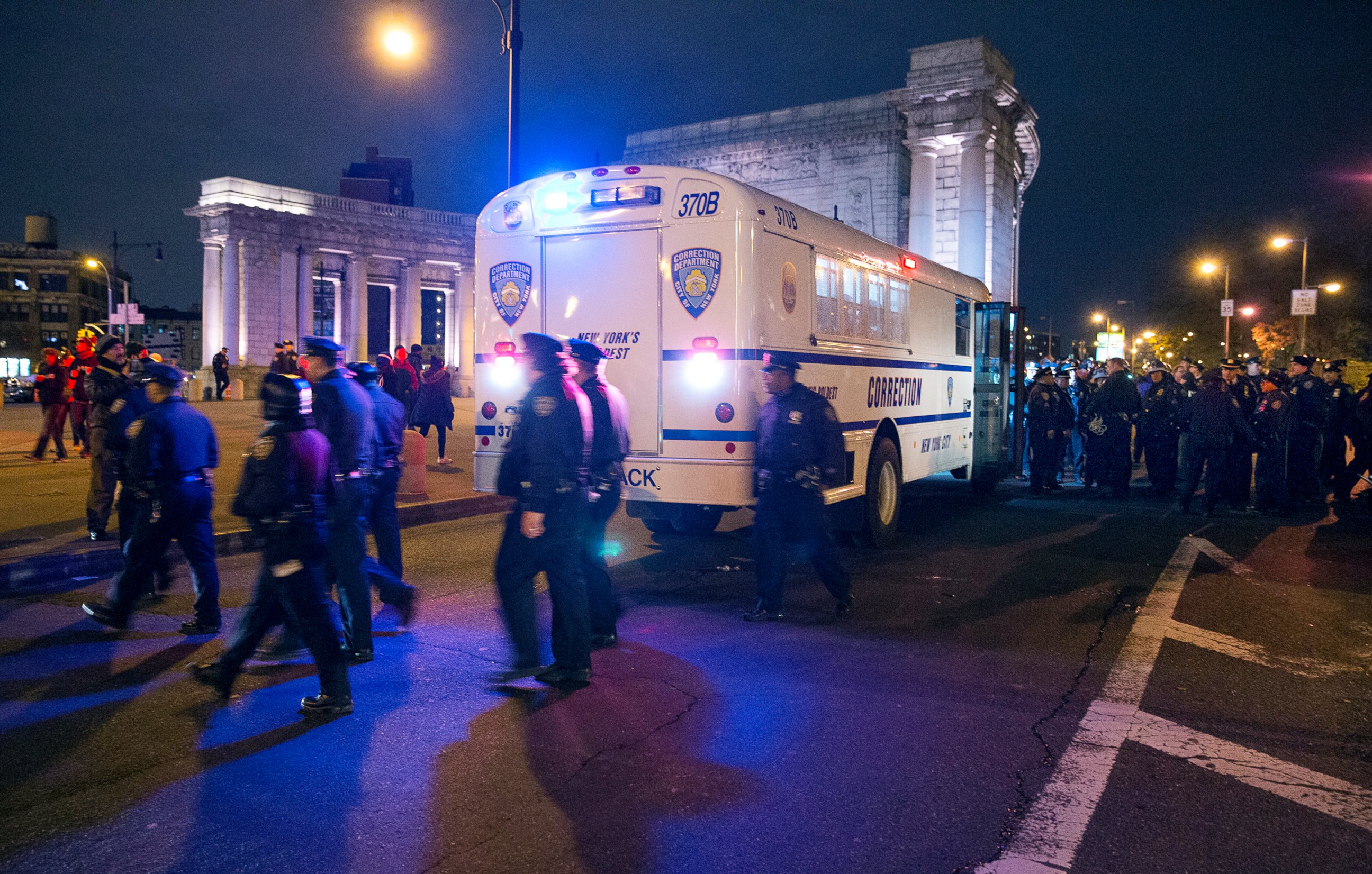 PHOTO: NYPD police officers surround a Department of Corrections bus at the Manhattan side of the Manhattan Bridge, Dec. 4, 2014, in New York.