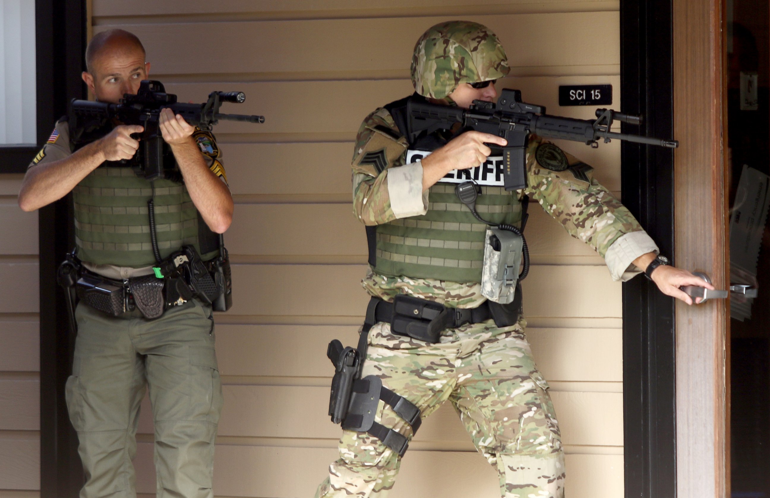 PHOTO: Authorities respond to a report of a shooting at Umpqua Community College in Roseburg, Ore., Oct. 1, 2015.