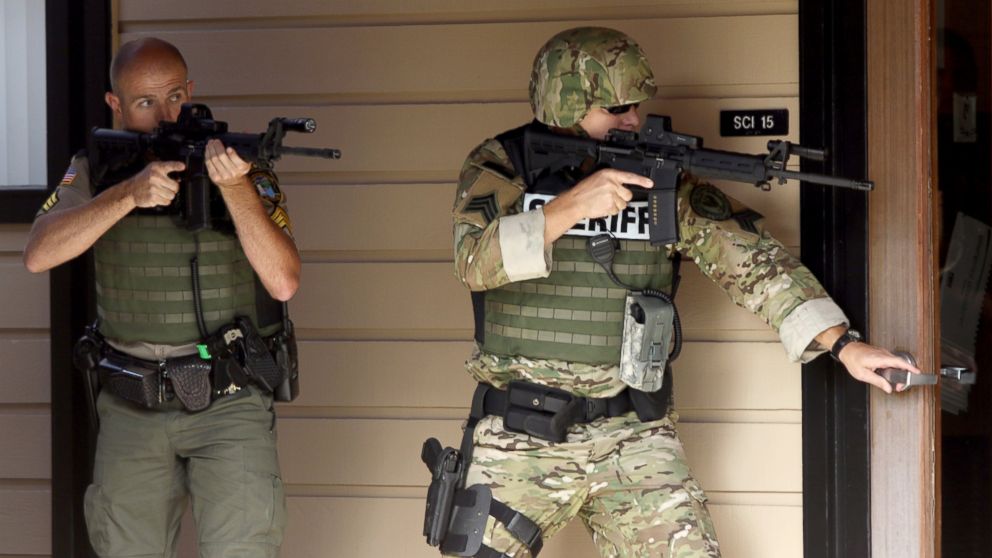 PHOTO: Authorities respond to a report of a shooting at Umpqua Community College in Roseburg, Ore., Oct. 1, 2015.