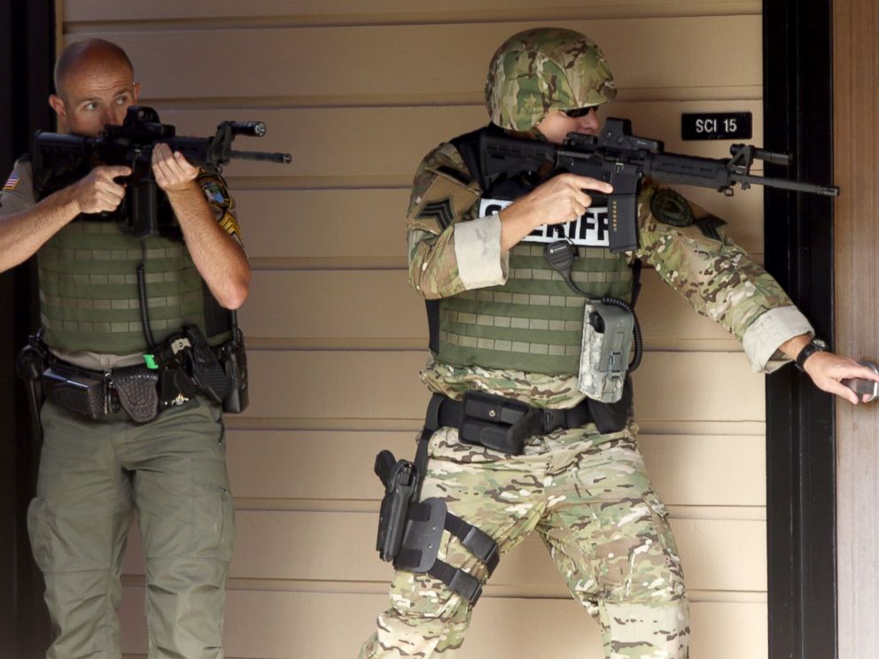 PHOTO: Authorities respond to a report of a shooting at Umpqua Community College in Roseburg, Ore., Oct. 1, 2015.