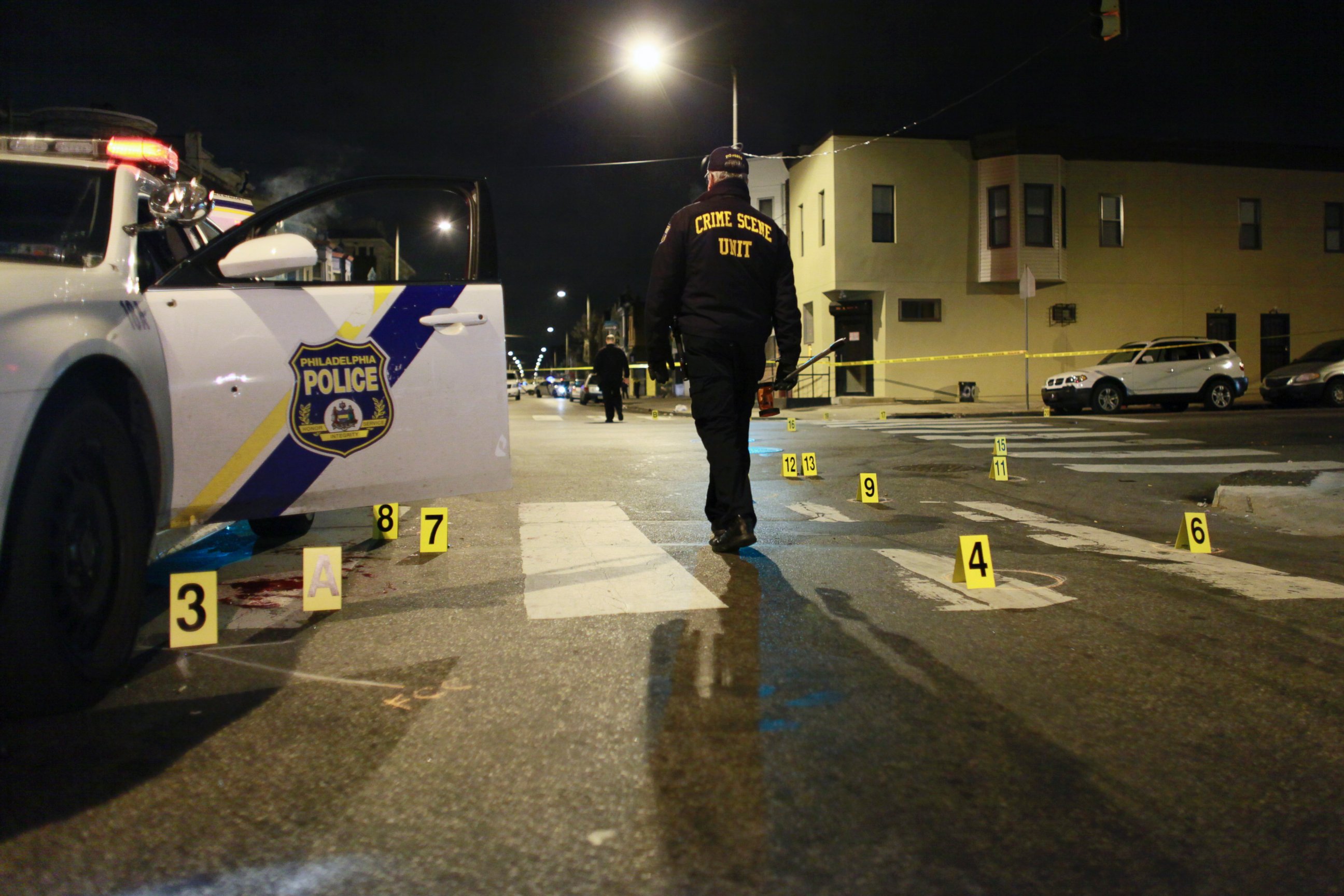 PHOTO: Officers investigate the scene of a shooting, Jan. 8, 2016, in Philadelphia.