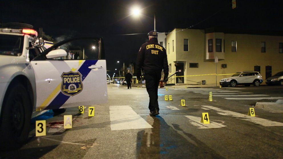 PHOTO: Officers investigate the scene of a shooting, Jan. 8, 2016, in Philadelphia.