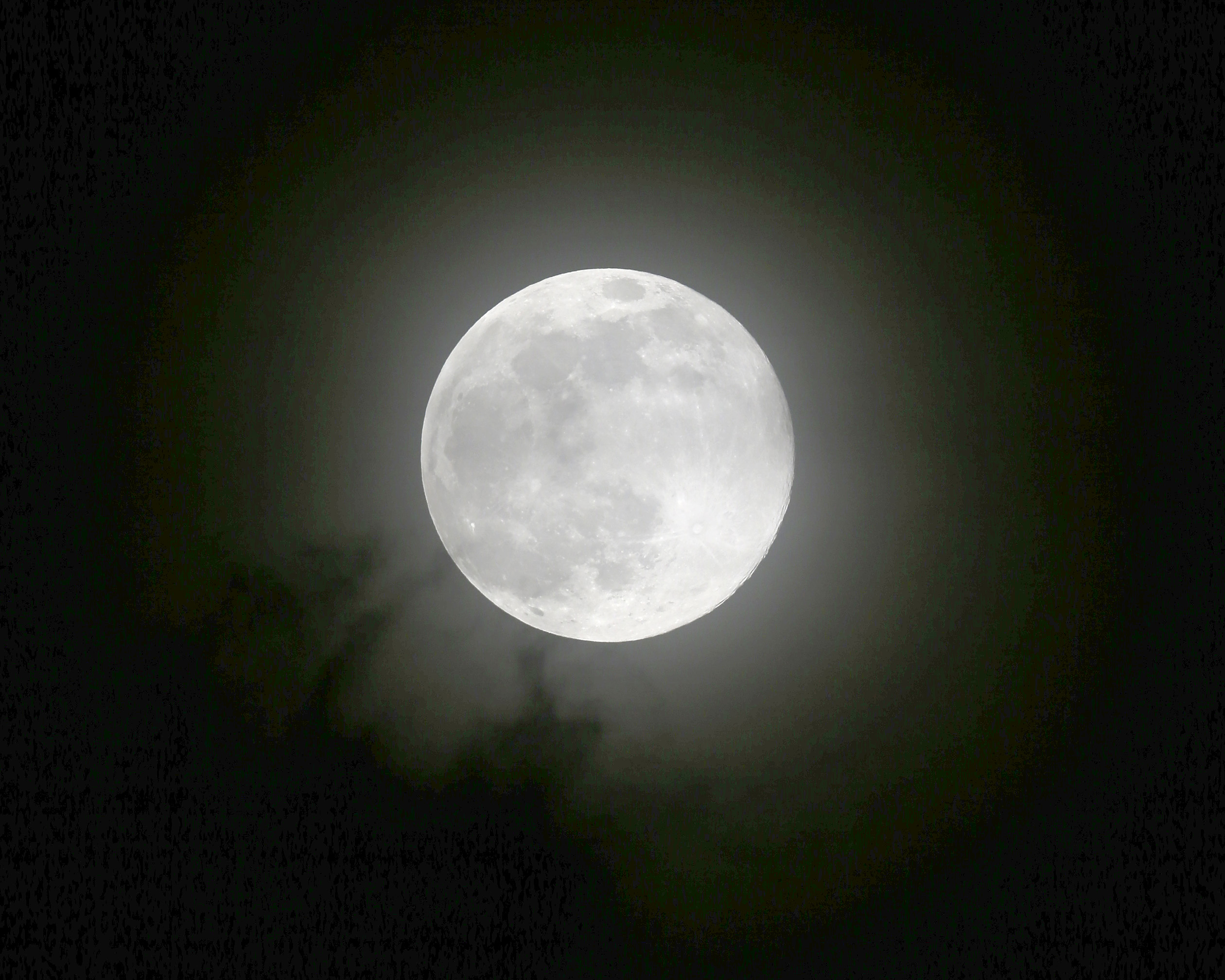 PHOTO: The moon rises over metropolitan Manila in the Philippines in one of the three "Supermoon" occurrences for this year, July 12, 2014.