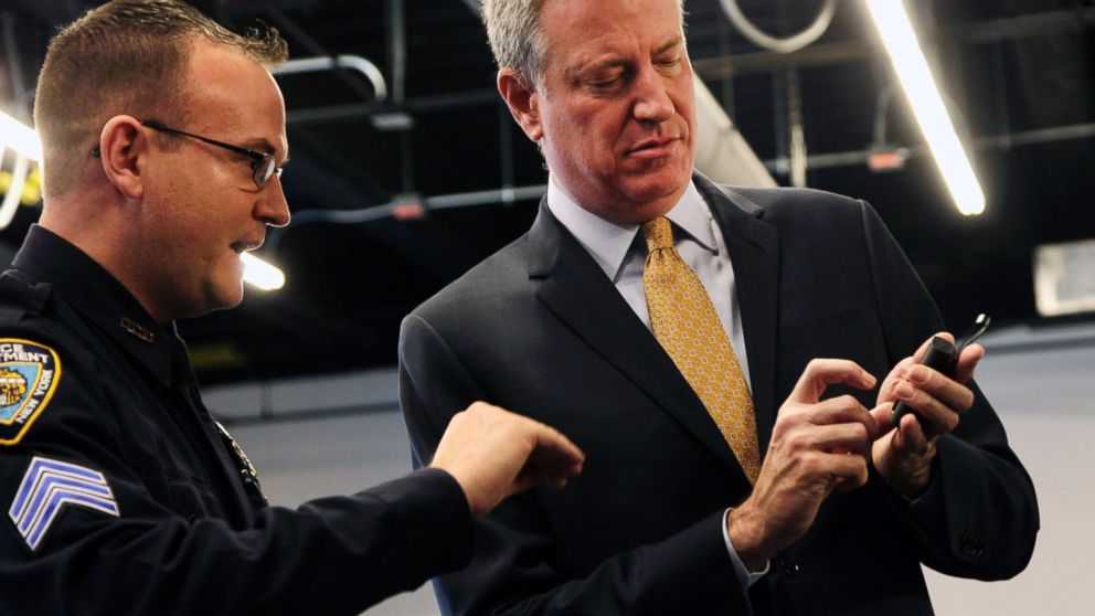PHOTO: New York Police Department Sgt. Joseph Freer, left, discusses a body camera held by Mayor Bill de Blasio during a news conference, Wednesday, Dec. 3, 2014, in New York.