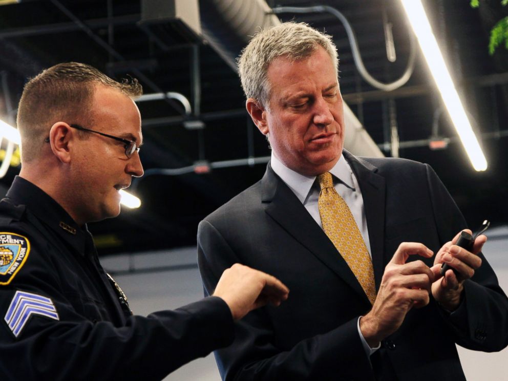 PHOTO: New York Police Department Sgt. Joseph Freer, left, discusses a body camera held by Mayor Bill de Blasio during a news conference, Wednesday, Dec. 3, 2014, in New York.