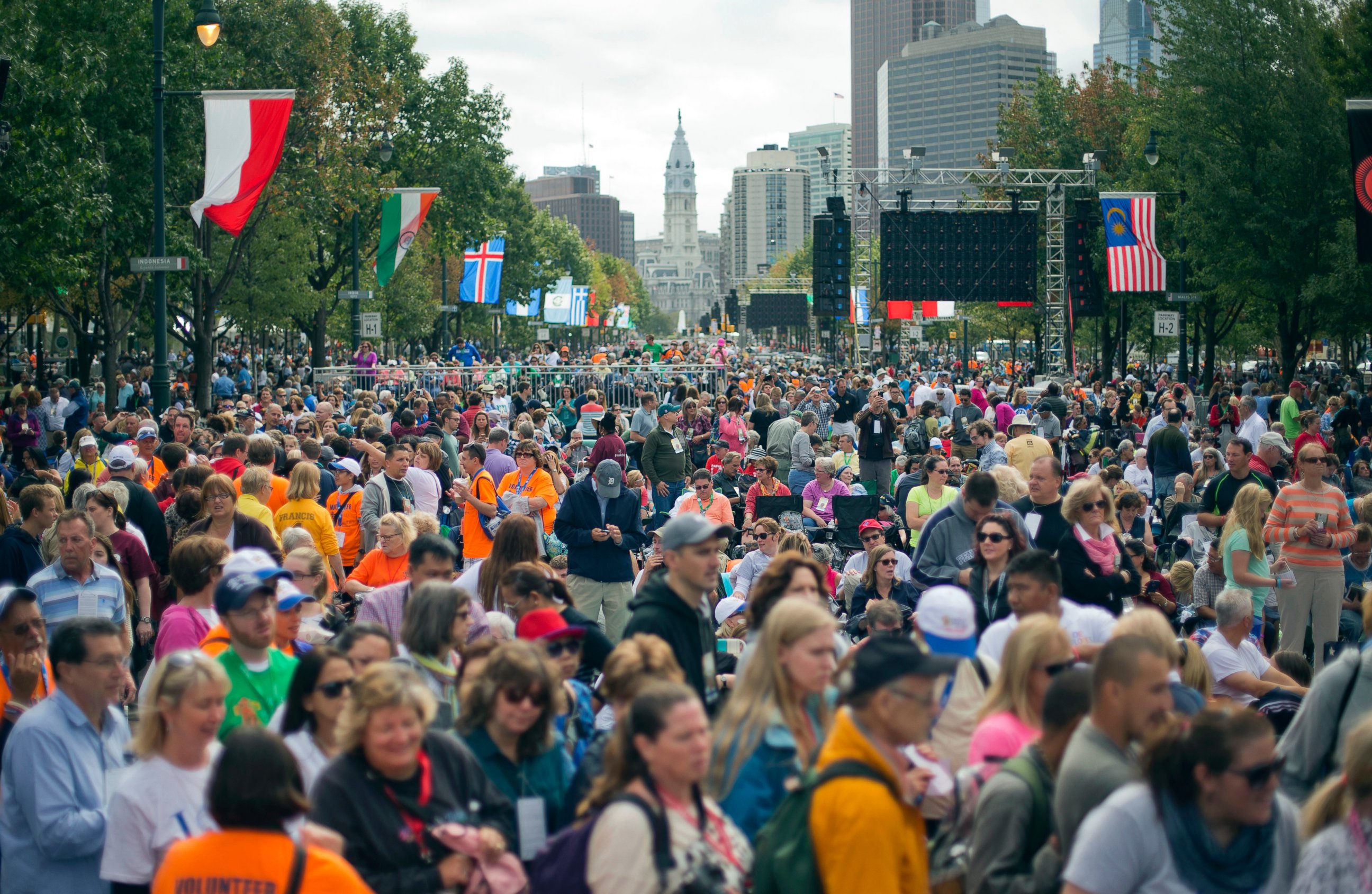 PHOTO: People begin to fill up the Benjamin Franklin Parkway for a Papal Mass in Philadelphia, Sept. 27, 2015. 