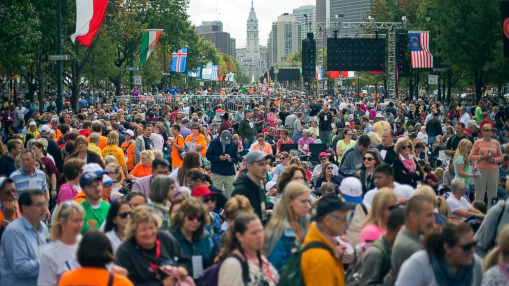 PHOTO: People begin to fill up the Benjamin Franklin Parkway for a Papal Mass in Philadelphia, Sept. 27, 2015. 