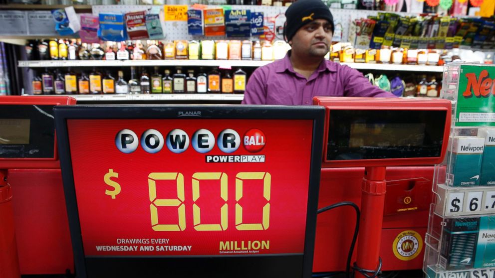PHOTO: Jay Suthar works the lottery machine at Pine Liquors in Fort Washington, Jan. 8, 2016.
