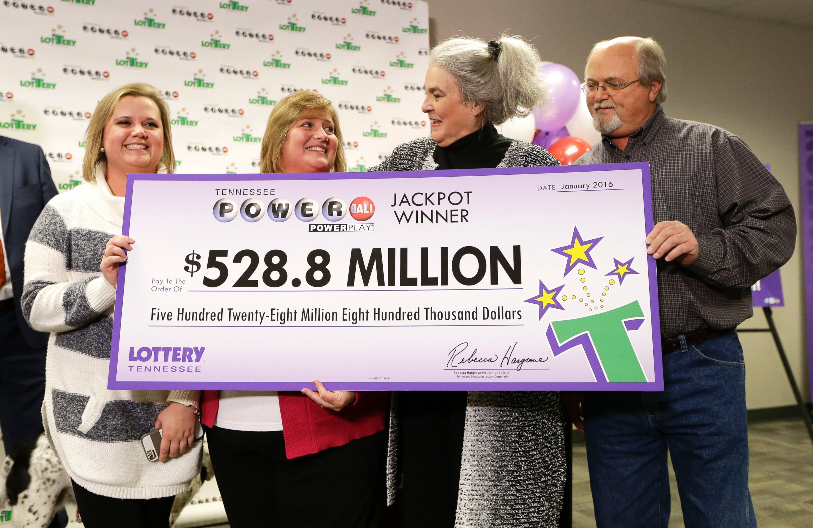 PHOTO: Rebecca Hargrove, second from right, president and CEO of the Tennessee Lottery, presents a ceremonial check to John Robinson, right; his wife, Lisa, second from left; and their daughter, Tiffany, left; on Jan. 15, 2016, in Nashville, Tenn. 