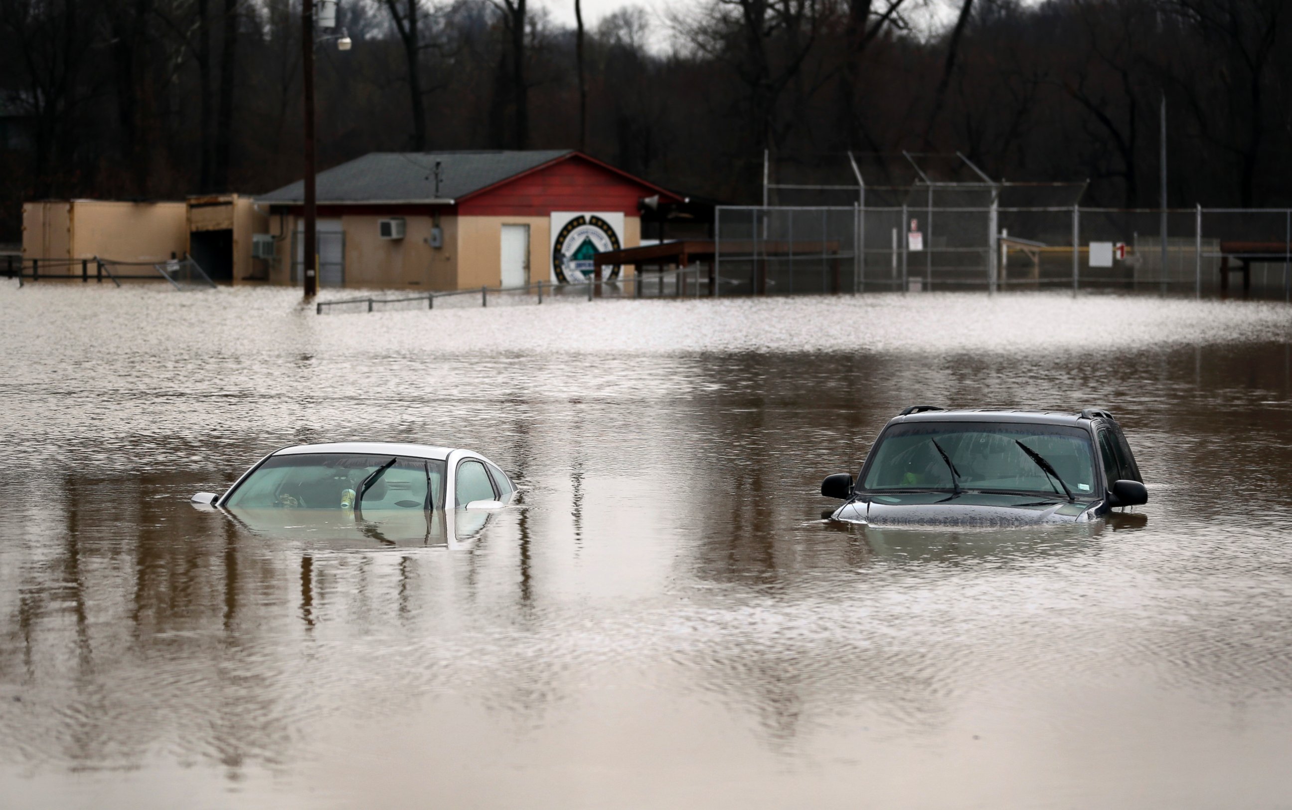 Water flood перевод. Сент Луис наводнение. Water Flood машины. Такси в воде наводнение. Вода картинки потоп.