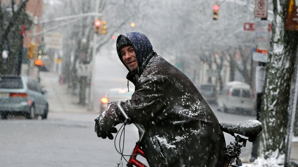 PHOTO: Rob Bitz rests on his bicycle in the snow along a street on  Jan. 17, 2016, in Trenton, N.J.