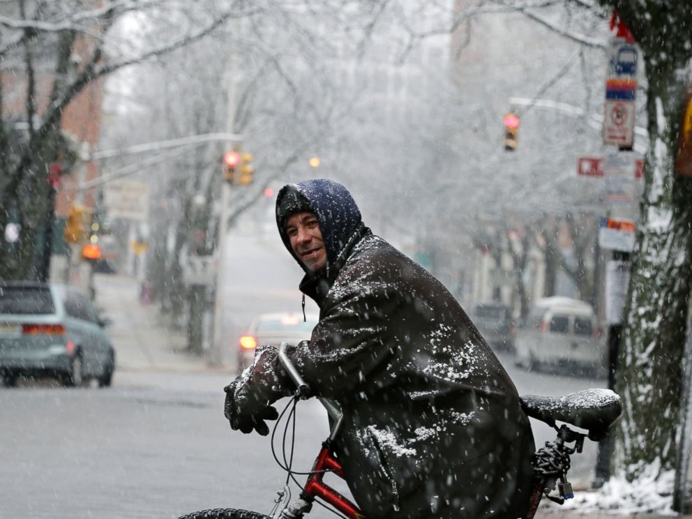 PHOTO: Rob Bitz rests on his bicycle in the snow along a street on  Jan. 17, 2016, in Trenton, N.J.