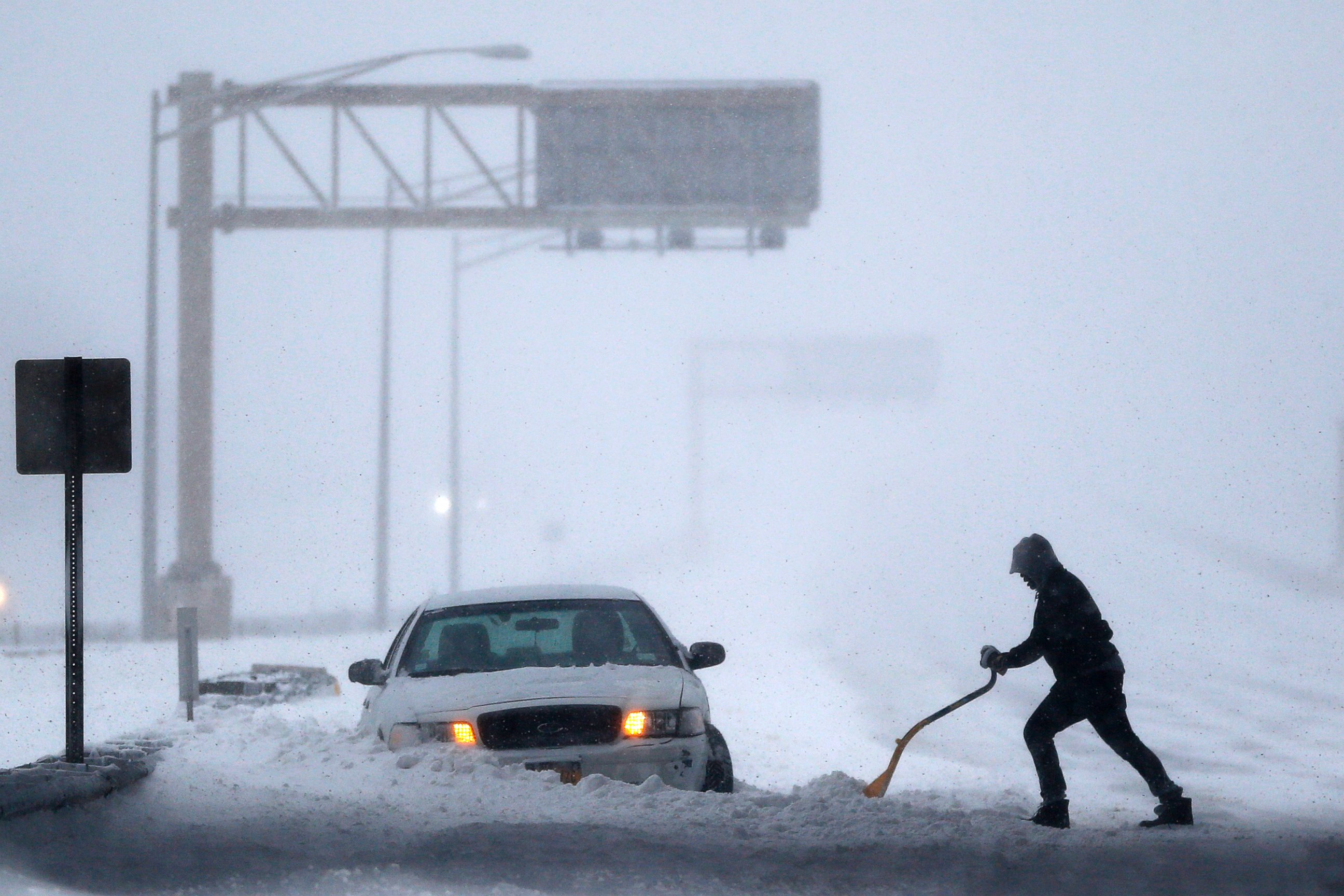 PHOTO:A motorist shovels snow to free up a vehicle on the New Jersey Turnpike during a snowstorm,  Jan. 23, 2016, in Port Reading, N.J.  