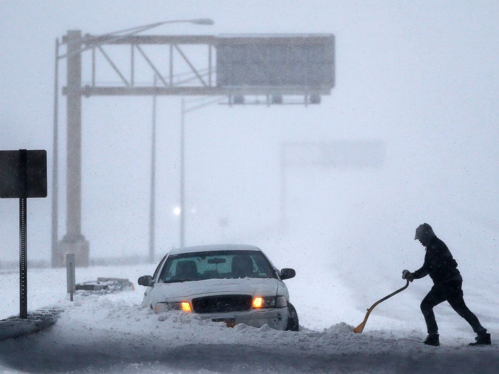PHOTO:A motorist shovels snow to free up a vehicle on the New Jersey Turnpike during a snowstorm, Jan. 23, 2016, in Port Reading, N.J.