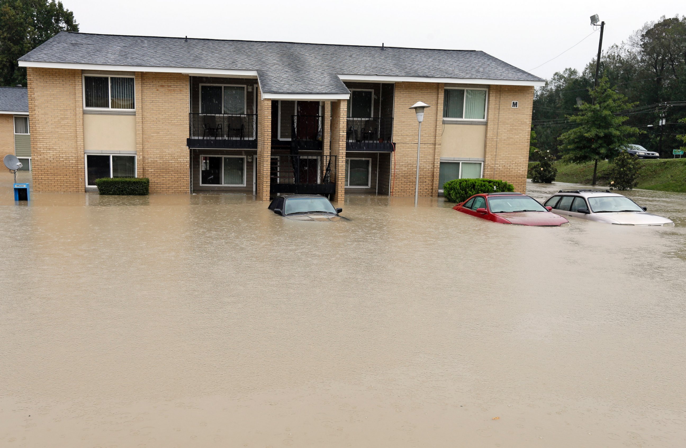 PHOTO: Cars are parked in front of a flooded apartment building in Columbia, S.C., Oct. 4, 2015. 