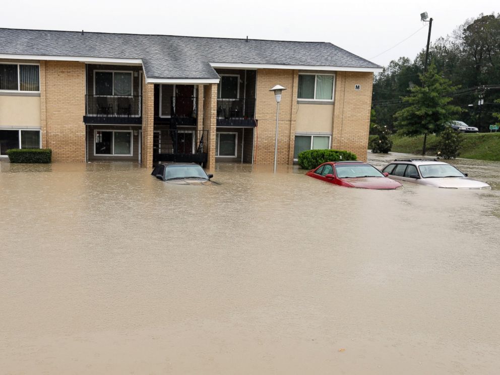 PHOTO: Cars are parked in front of a flooded apartment building in Columbia, S.C., Oct. 4, 2015.