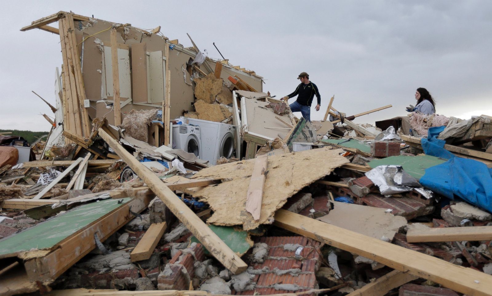 Deadly Tornadoes Tear Through Central, Southern US - ABC News