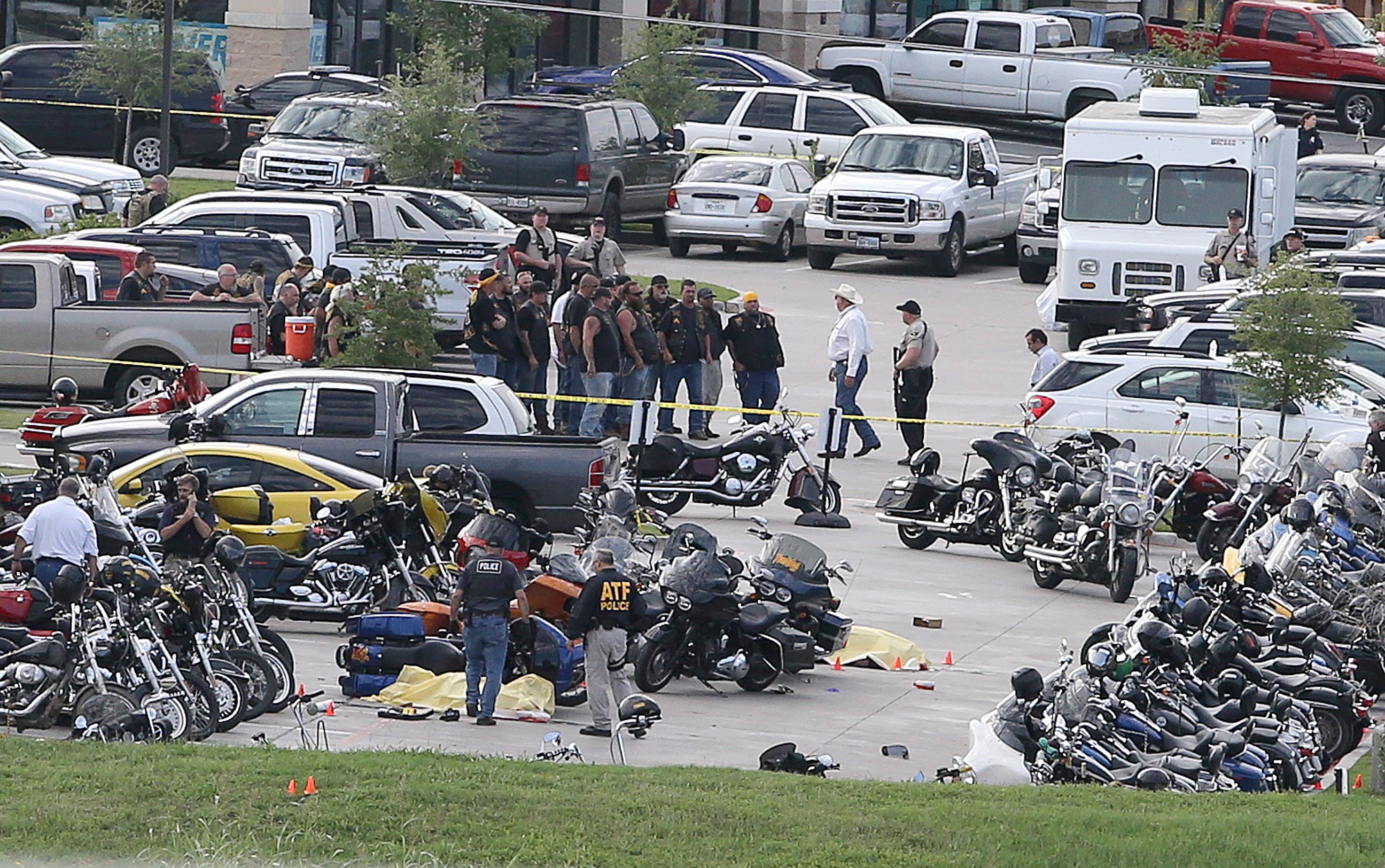 PHOTO: Authorities investigate a shooting in the parking lot of the Twin Peaks restaurant