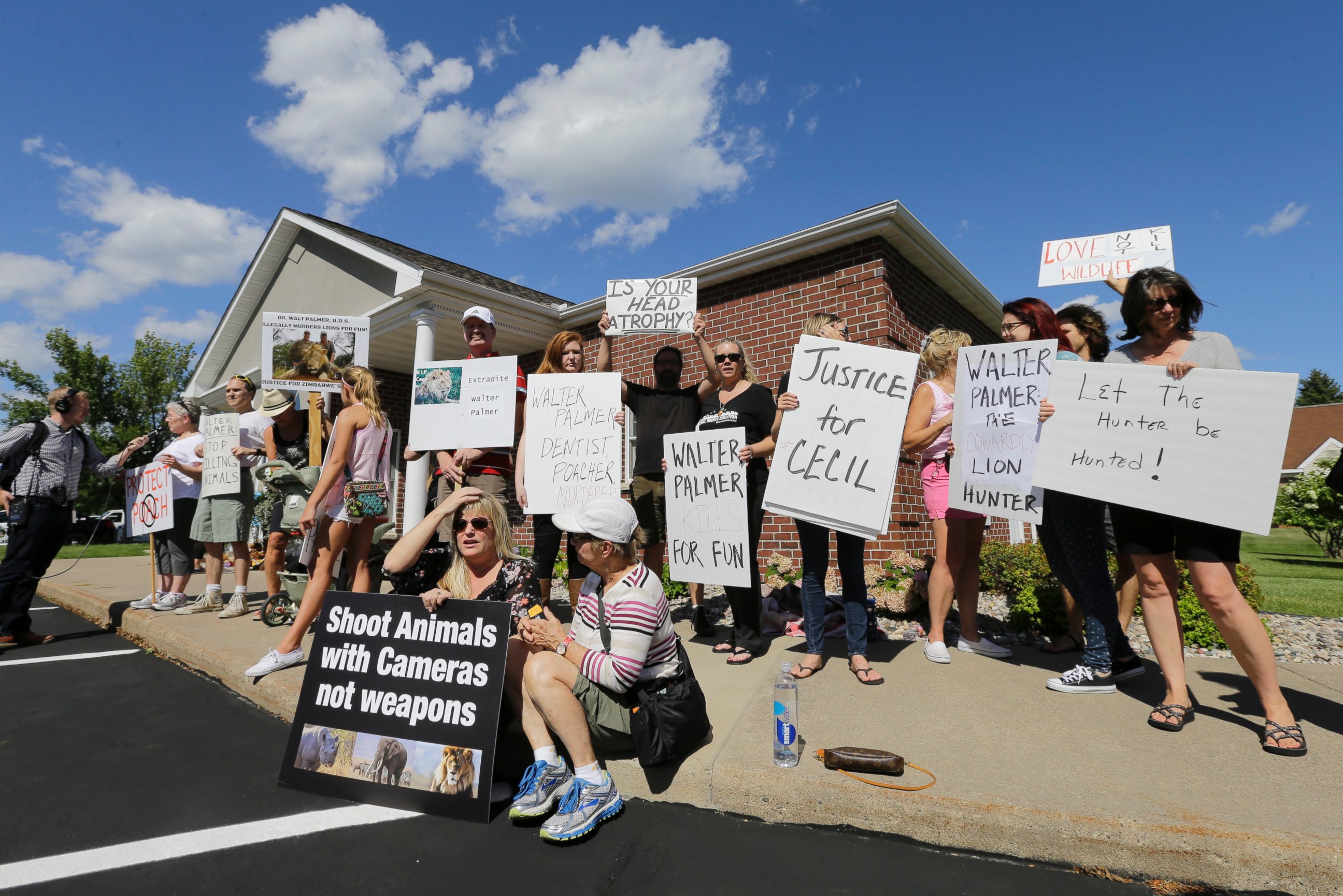 PHOTO: Protesters gather outside Dr. Walter James Palmer's dental office in Bloomington, Minn., July 29, 2015. 