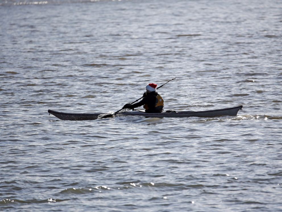 PHOTO: Taking advantage of the unseasonable weather, a kayaker paddles along the Buffalo River, Dec. 24, 2015, in Buffalo, N.Y. 
