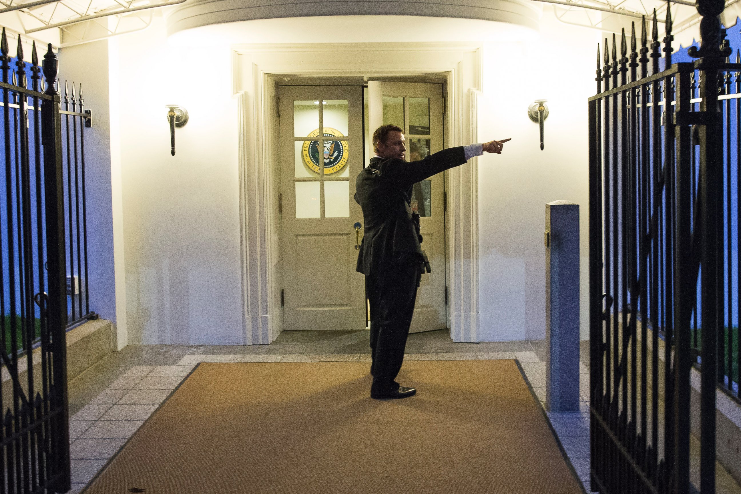 PHOTO: A Secret Service agent gives directions during an evacuation from the White House minutes after President Barack Obama departed for Camp David aboard Marine One, Sept. 19, 2014, in Washington.