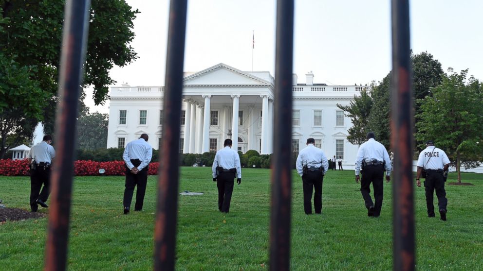 PHOTO: Uniformed Secret Service officers walk along the lawn on the North side of the White House in Washington, Sept. 20, 2014. 