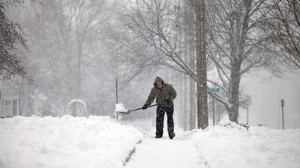 PHOTO: Snow builds up as a man shovels his sidewalk, Jan. 5, 2014, in Bowling Green, Ohio.
