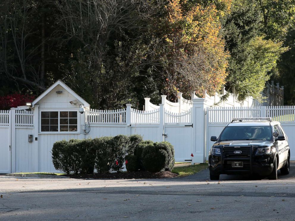 PHOTO: A car is pictured in the driveway of the house of Bill and Hillary Clinton in Chappaqua, N.Y., Oct. 24, 2018.