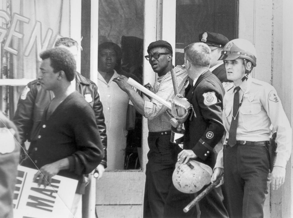 FOTO: Polisi bergerak setelah kekerasan pecah selama pawai martabat yang dipimpin oleh Martin Luther King Jr., di Memphis, Tenn., 28 Maret 1968.