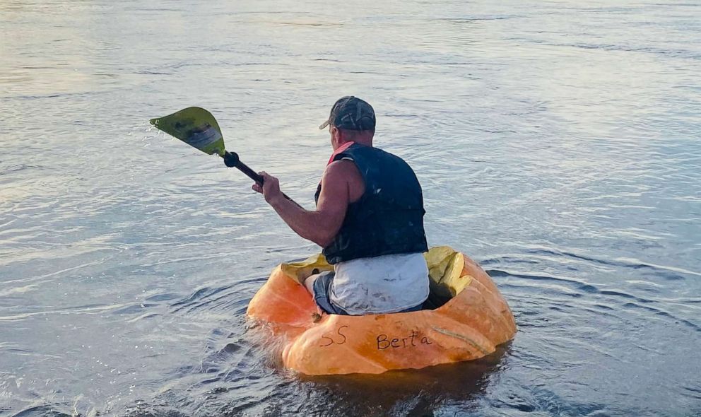 PHOTO: Duane Hansen sails an 846-pound pumpkin boat down the Missouri River from Bellevue to Nebraska City, Neb.