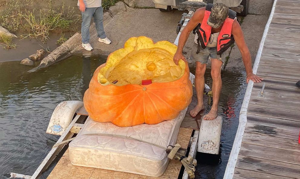 PHOTO: Duane Hansen prepares to sail an 846-pound pumpkin boat down the Missouri River from Bellevue to Nebraska City, Neb.