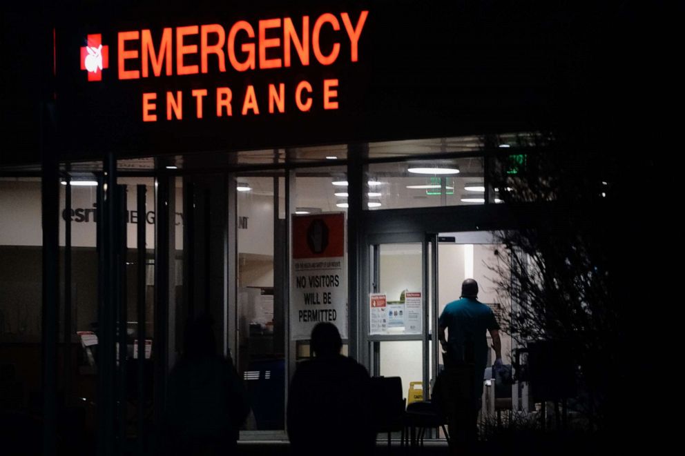 PHOTO: People enter the emergency room in Redlands, Calif., Dec. 17, 2020.