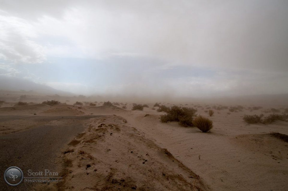PHOTO: Dust and sand left drivers with low visibility in southern California, Aug. 21, 2014.