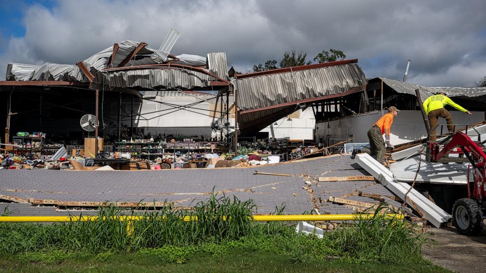 PHOTO: People assess wreckage after Hurricane Francine swept through the area on Sept. 12, 2024 in Houma, La.