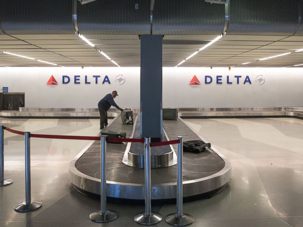 PHOTO: An airport employee checks a bag on a carousel in the baggage claim area of OHare International Airports Terminal 2, March 6, 2014, in Chicago.